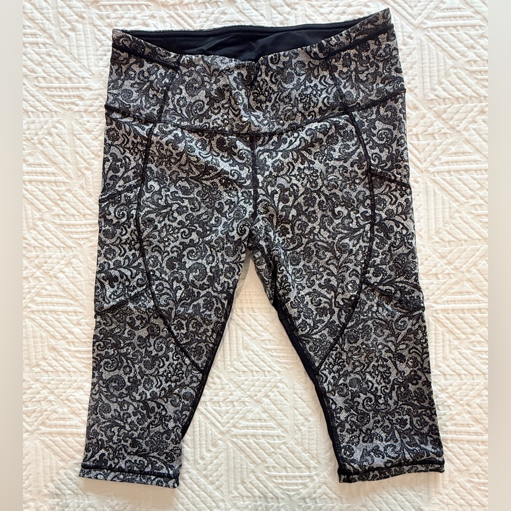 Lululemon Women’s Black & Gray Floral Print Active Capri Leggings